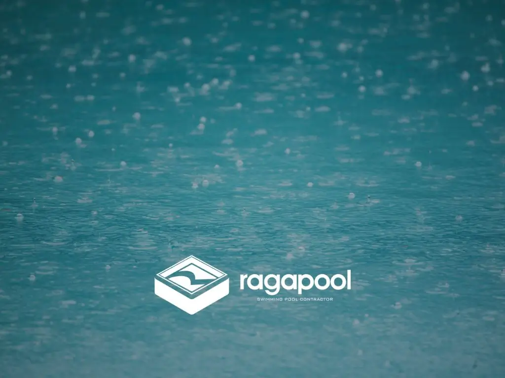 menjernihkan air kolam renang yang hijau hujan